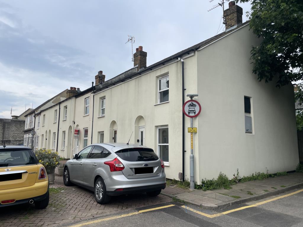Lot: 101 - HOUSE IN NEED OF IMPROVEMENT - Street scene of house in need of refurbishment